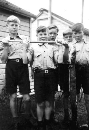 Antoni 
Aulich with is friends in Pahiatua in 1947. The middle boy is holding up a stick, with both arms, with an eel almost as long 
as he is tall