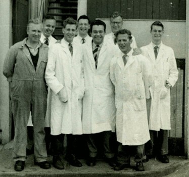 Group of 
employees outside Mobil Oil in Ngauranga