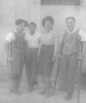 Bronisław 
Bojanowski with nurse and two other injured soldiers at the Polish Military Hospital