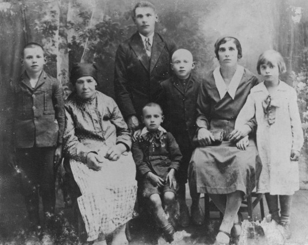 Studio 
photograph of Bojanowski family circa 1935