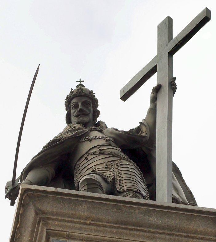 A view of Zygmunt's statue 
from below.