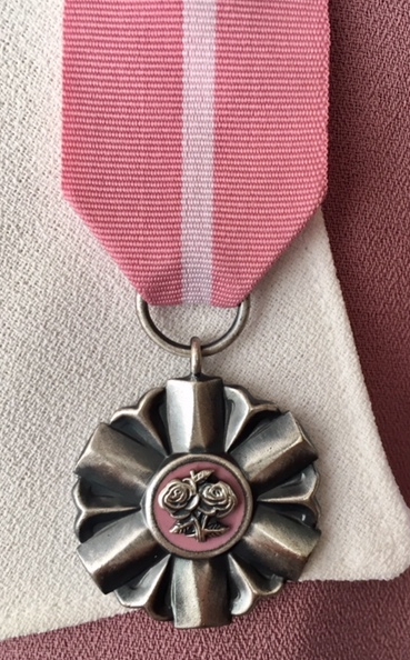 A close up of the 
wedding medal.