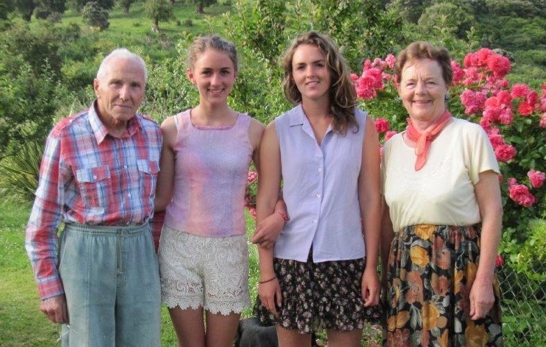 Bronek, Ola, 
Maja and Ela in the garden before wigilia 2012.