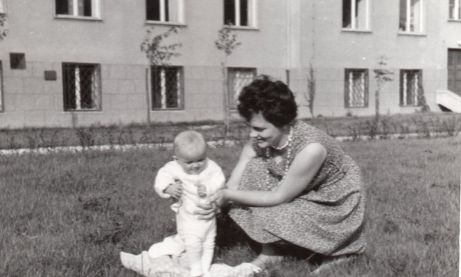 Ela with 
Małgorzata outside the Forest Research Institute in Warsaw.