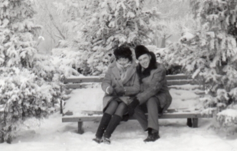 Ela and Bronek sitting 
on a snow-covered bench in Szczęśliwicka park.