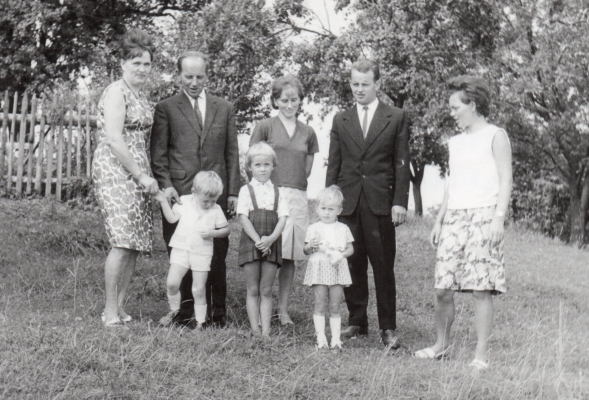 Wojtyga 
grandparents in Łęki Górne in 1967 with Ela, her brother, her sister-in-law and three children.
