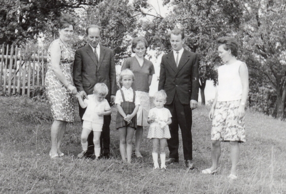 Wojtyga 
grandparents in Łęki Górne in 1967 with Ela, her brother, her sister-in-law and three children.