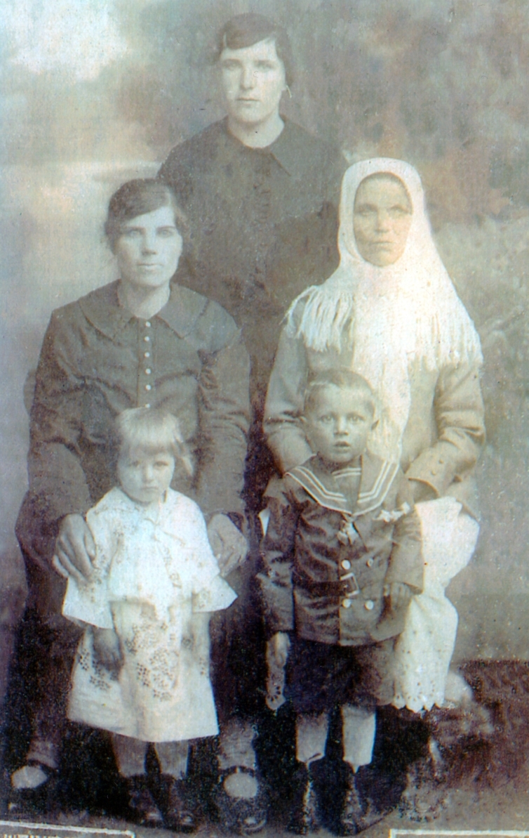 Karolina with her 
mother and sister, and Helena and Bronek. A blurry image, all serious