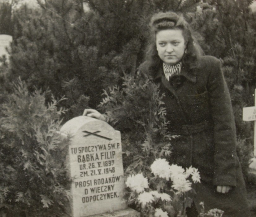 Janina 
Bąbka at her father's grave