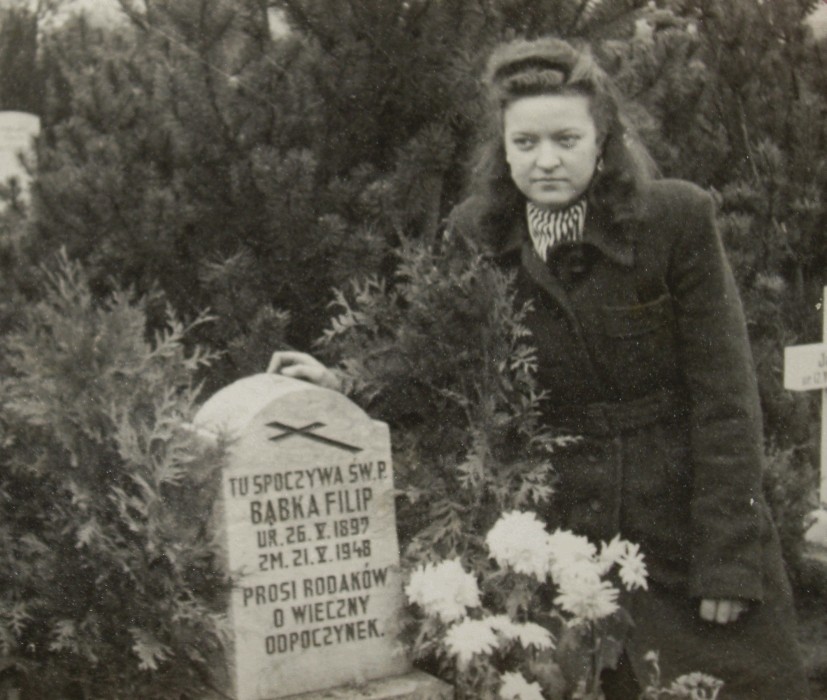 Janina 
Bąbka at her father's grave