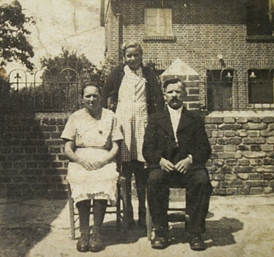 Janina Bąbka with her parents outside the Kampf farm