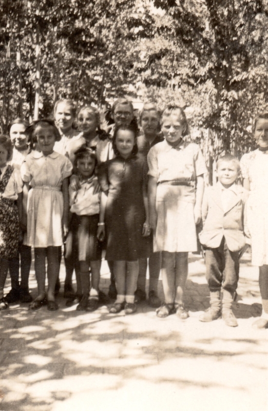 Smaller group of Polish girls and one boy, Klasa IV, Isfahan hostel no. 9