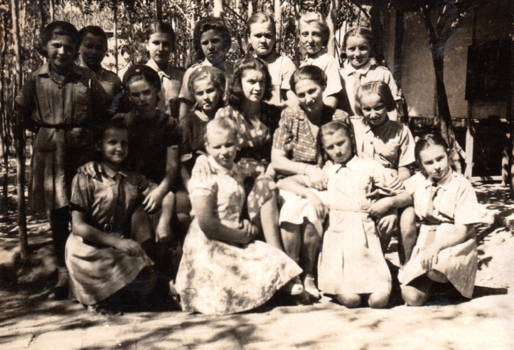 Polish girls with caregivers at the Isfahan hostel no. 9