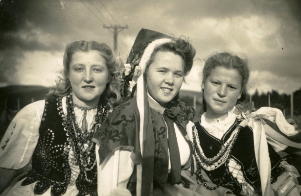 Jadzia with two 
friends in Krakowski constume