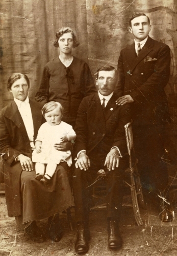 Stanisław Jarka with wife Rozalia, her Puka parents and Jadzia