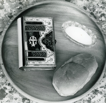 Wooden tray with the 
Taranaki bible, salt and bread