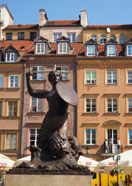 The mermaid statue in 
the Market Square, Old Town, Warsaw