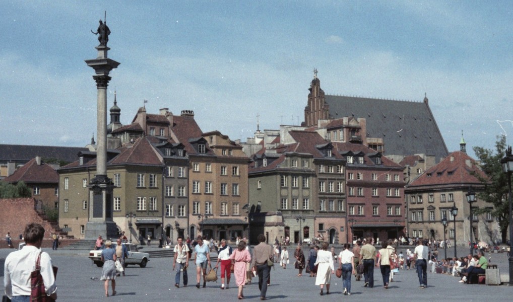 Warsaw
Old Town Castle Square on a sunny day with people walking about