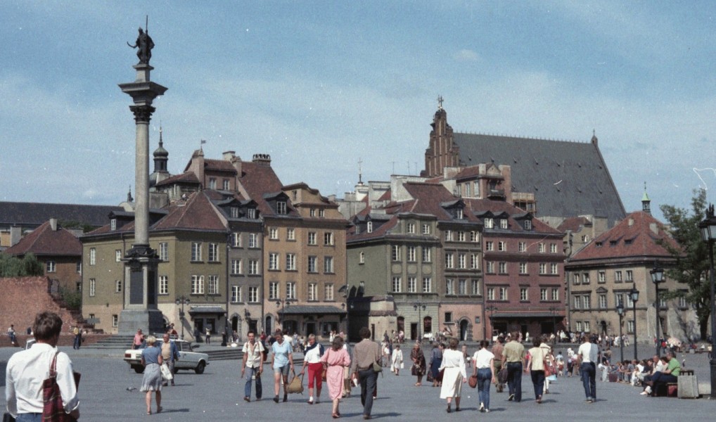 Warsaw
Old Town Castle Square on a sunny day with people walking about