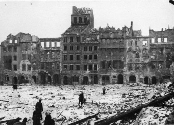 The same section 
shown below of Warsaw's Old Town Warsaw in 1944, in ruins