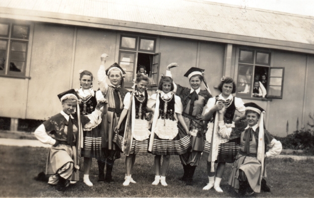 Marysia Dac Jaśkiewicz with other Pahiatua girls in their Krakowski dancing dress