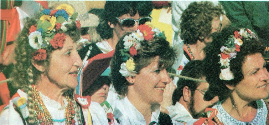 Marysia with 
Jadzia Cooper and Basia Jaskiewicz at the Pope's visit