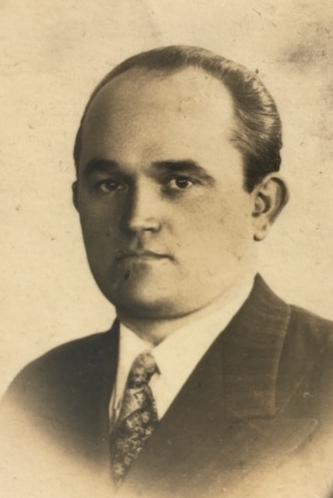 Head and shoulders 
studio shot of Jerzy Popławski in a suit and tie