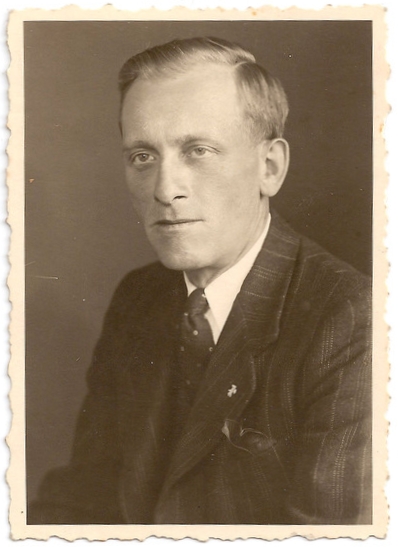 Head 
and shoulders studio pic of Josef Zajonz in a dark suit, looking away from the camera.