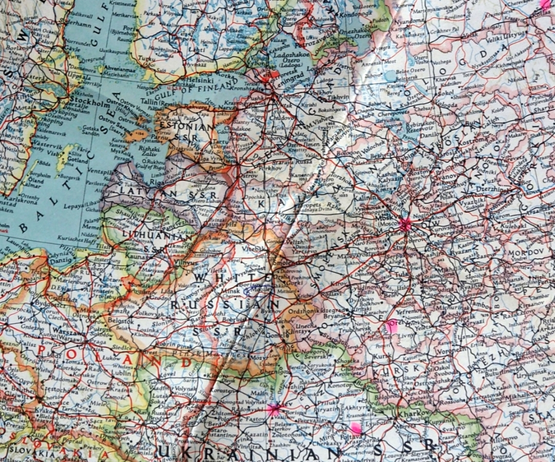 A section of the National 
Geographic's 1949 map of the USSR showing a mixture of coloured borders over Poland.