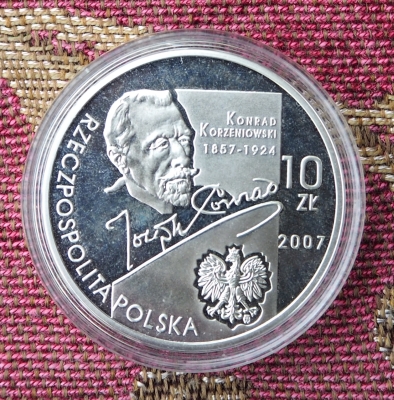 The face side of the 
commemorative coin