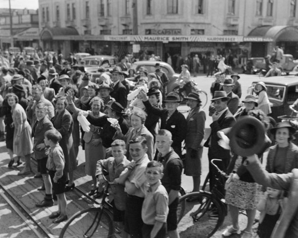 Crowd in Palmerston North city central waving to the train