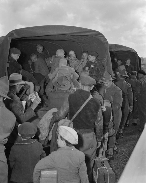 NZ soldiers 
help Polish boys board army trucks