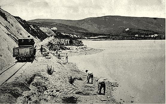 Men working at 
the side of Waihola Lake