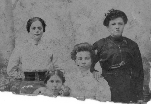 Lonia Sobolewska and family circa 1914