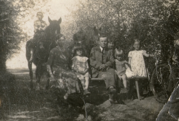 Visiting 
group outside with Bogdan and Miecio on horses