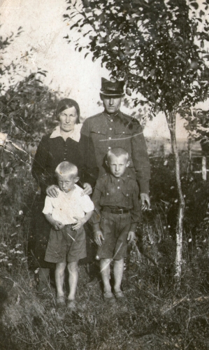 Walenty and Lonia Marchewa with their sons Bogdan and Miecio