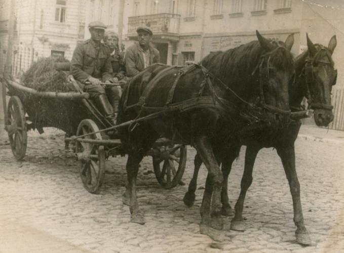 Walenty and Romka with a laden farm wagon in either Tuczyn or Równe.