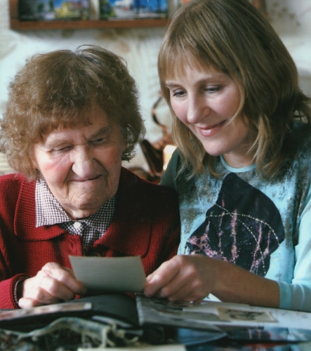 Janina and Lonia Sarniak looking at photographs