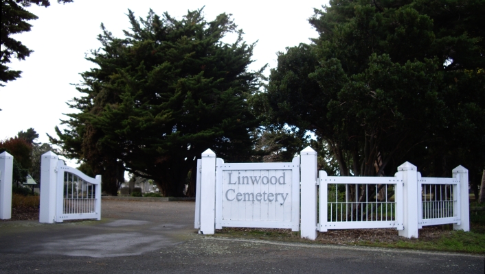 Entrance gates 
at the Linwood cemetery.