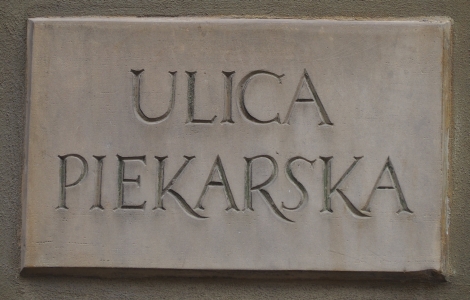 The concrete 
street name Ulica Piekarska