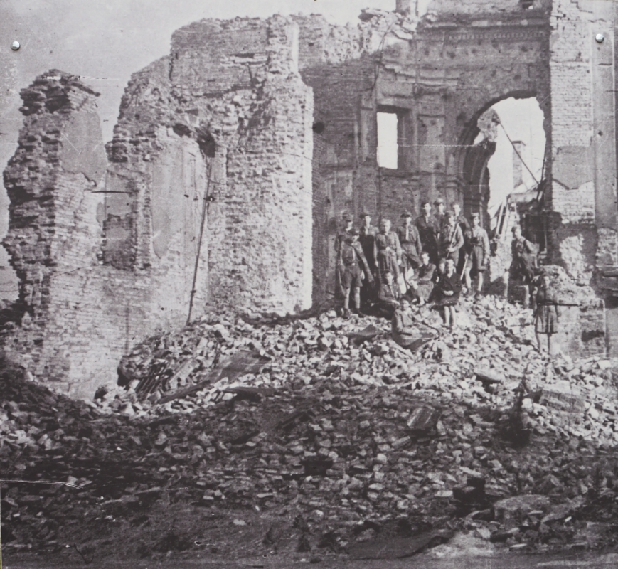 Scouts among the
ruins of the Kościół Św. Kazimierka in the Rynek Nowego Miasta after the 1944 bombing by Germans.