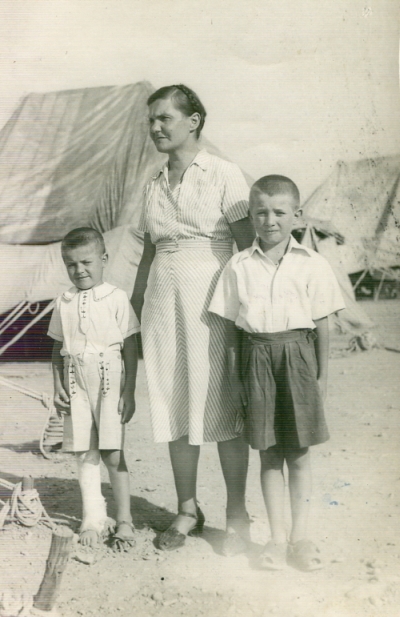 Stefania 
Nieścior with Janusz and Rysiek in Persia