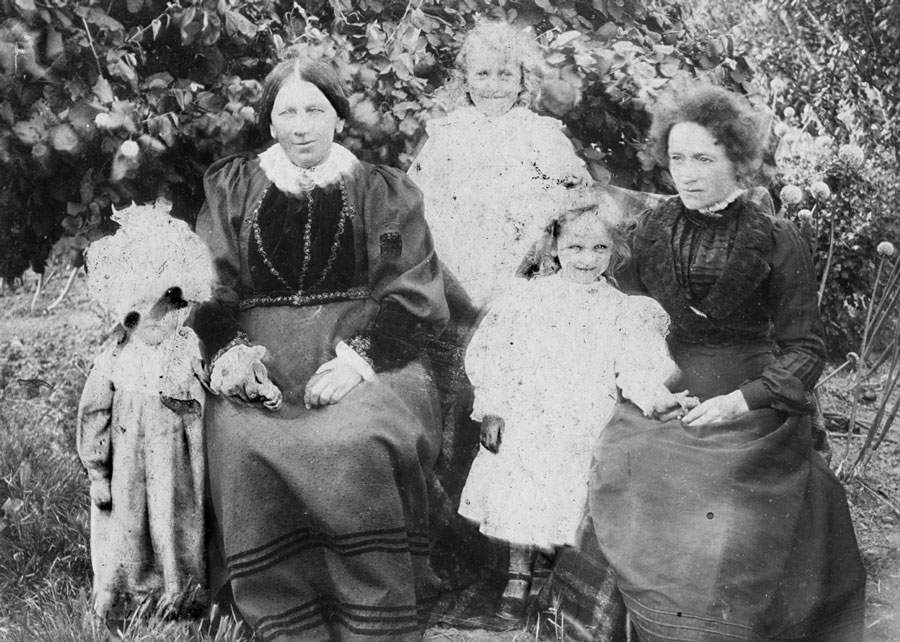 Mariane 
Watemburg with mother-in-law and three children