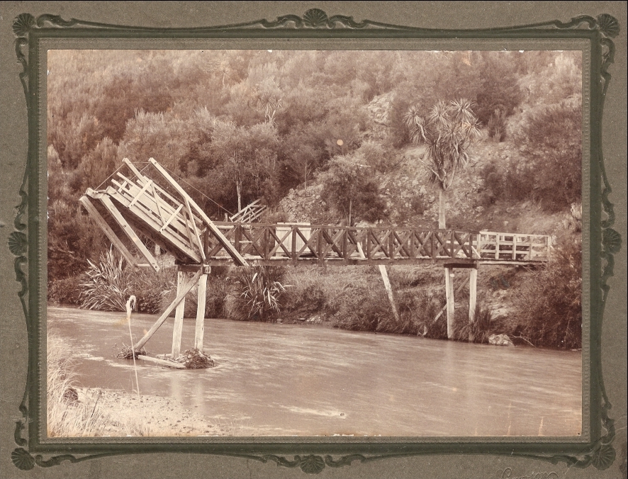 The bananced draw-bridge over the river out of Lake Waipouri