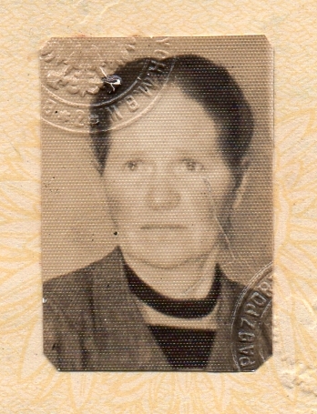 Head and 
shoulders passport pic of Zofia Pąk. She is looking away from the camers, her expression sad.