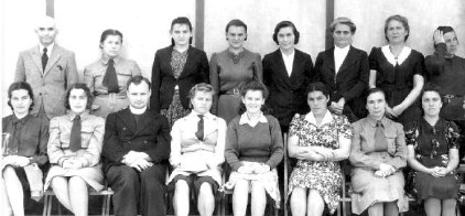 Waleria Zatorska with teachers and staff at Pahiatua