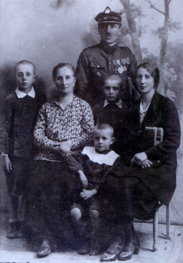 The Piotrkowski 
family, circa 1930.