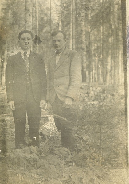 Władysław
Piotrkowski with friend among Siberian trees