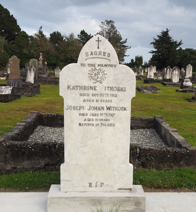 The white Witkoski headstone in Hokitika, showing that Joseph died aged 91, and Katherine died aged 81. The 
inscription ends with the words Natives of Poland