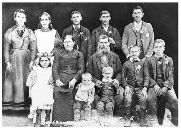 Black & white pic 
of Dodunski family circa 1895.